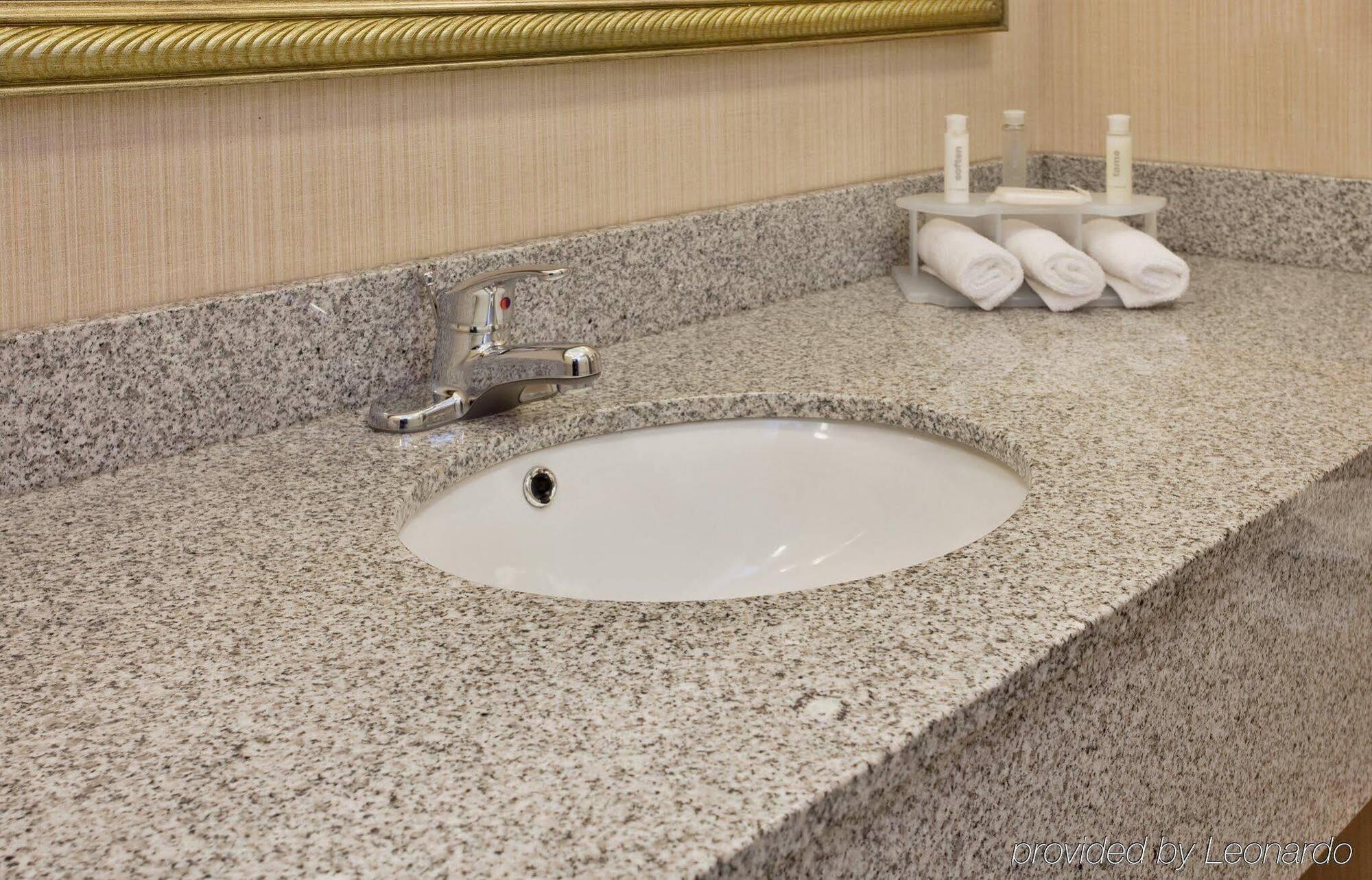 Holiday Inn Express Hotel And Suites Lincoln Airport By Ihg Zewnętrze zdjęcie