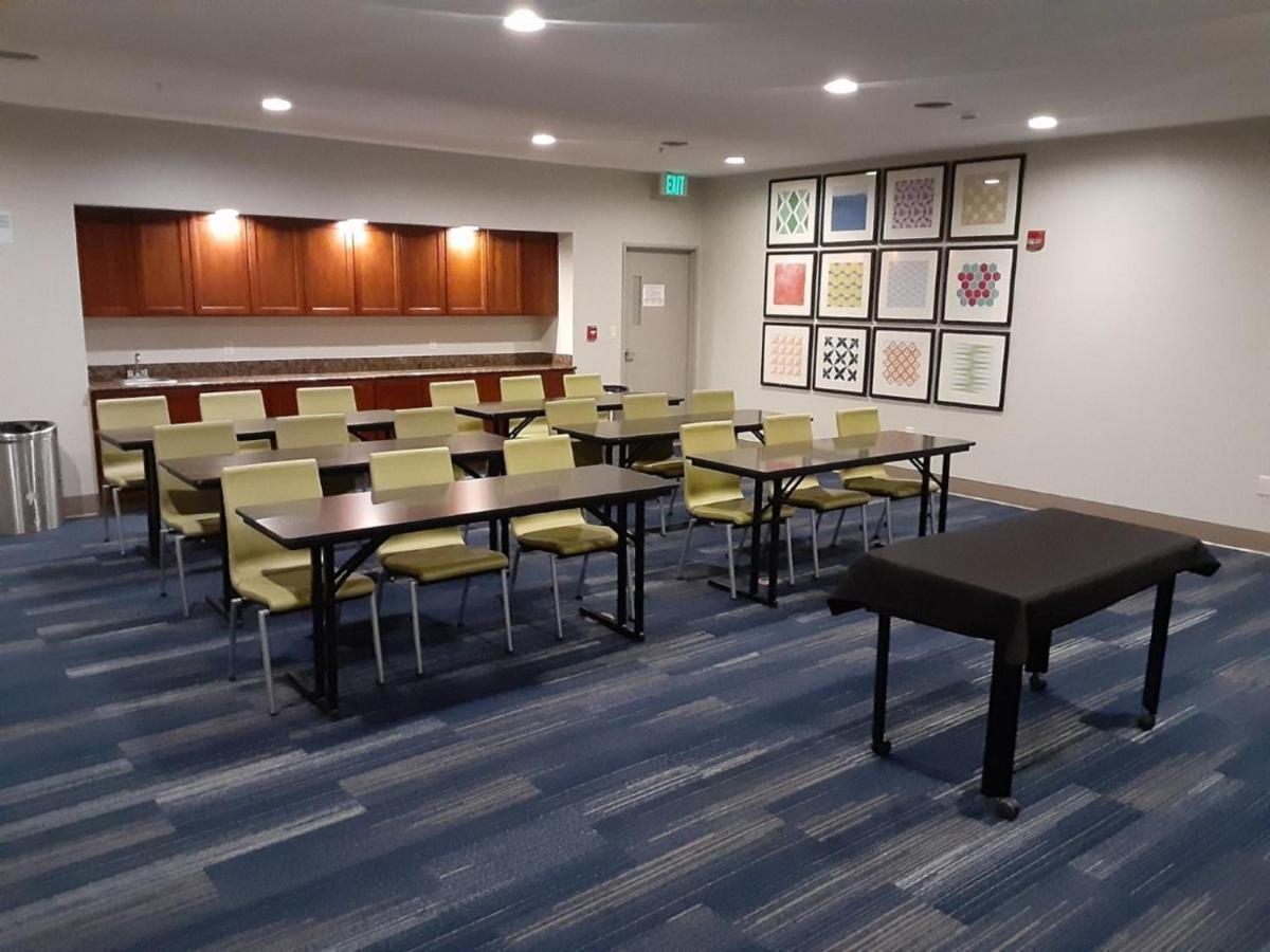 Holiday Inn Express Hotel And Suites Lincoln Airport By Ihg Zewnętrze zdjęcie
