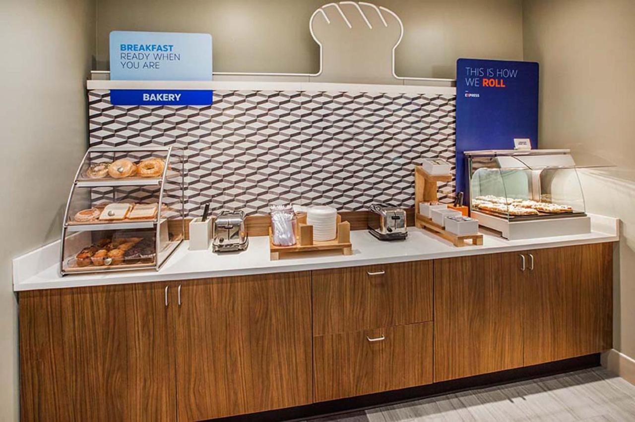 Holiday Inn Express Hotel And Suites Lincoln Airport By Ihg Zewnętrze zdjęcie